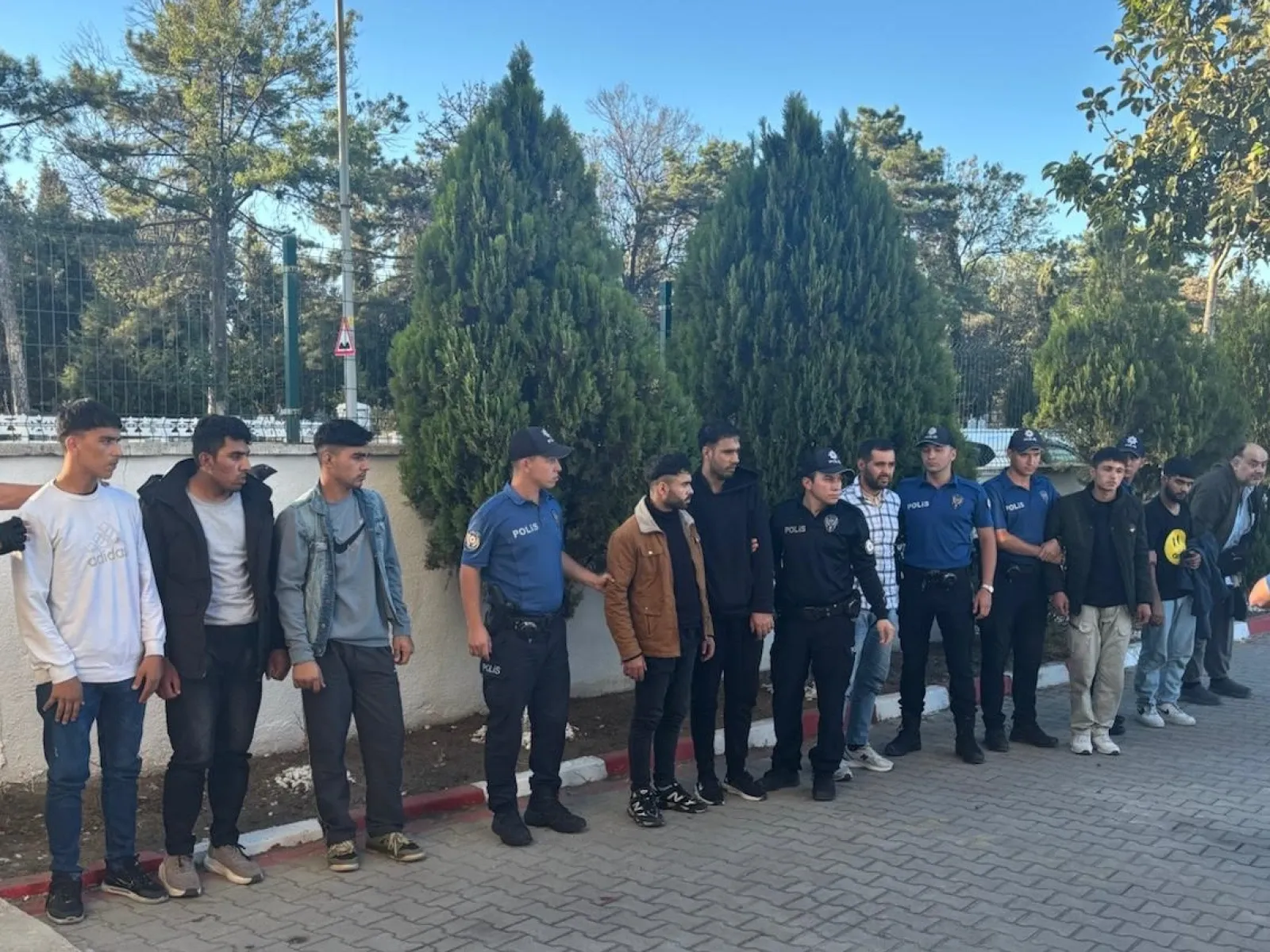 SON DAKİKA Edirne’de 15 düzensiz göçmen yakalandı SON DAKİKA Edirne’de 15 düzensiz göçmen yakalandı