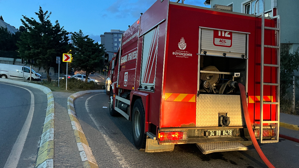 İstanbul’da kargo yüklü kamyonetten alevler yükseldi