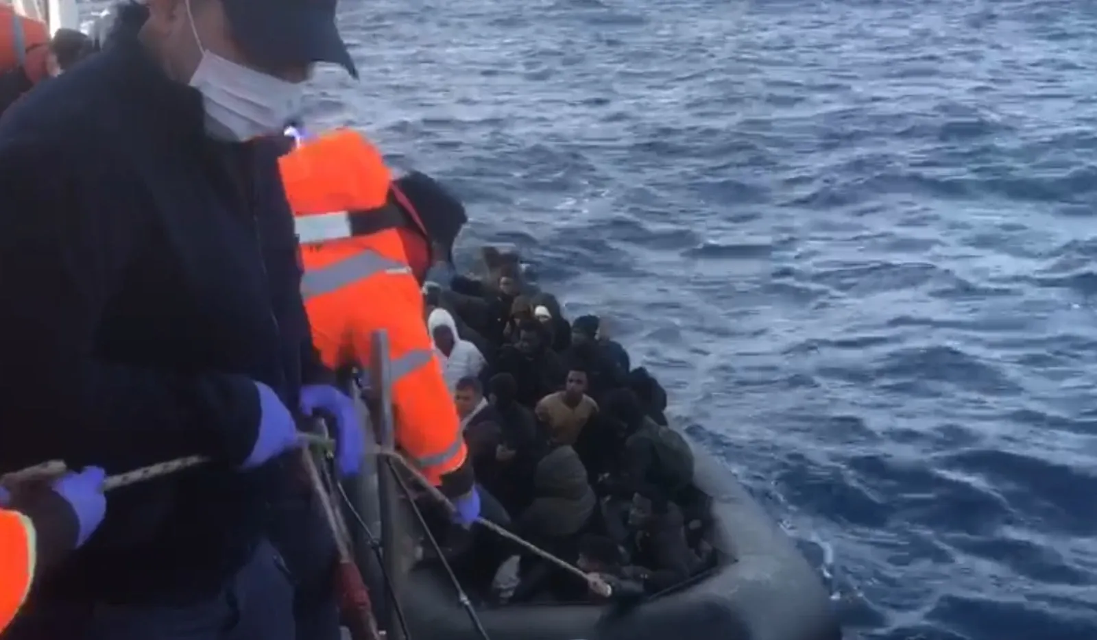 İzmir Açıklarında 86 Düzensiz Göçmen Yakalandı