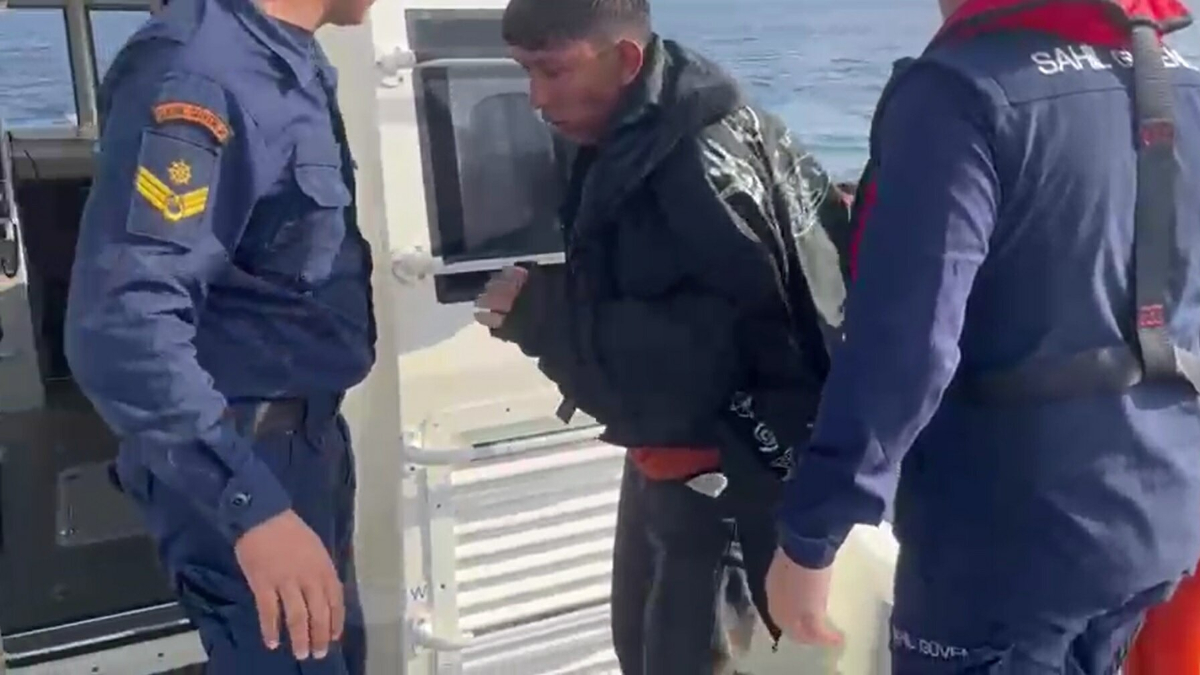 Didim açıklarında düzensiz göçmen denizde 12 saat kaldı