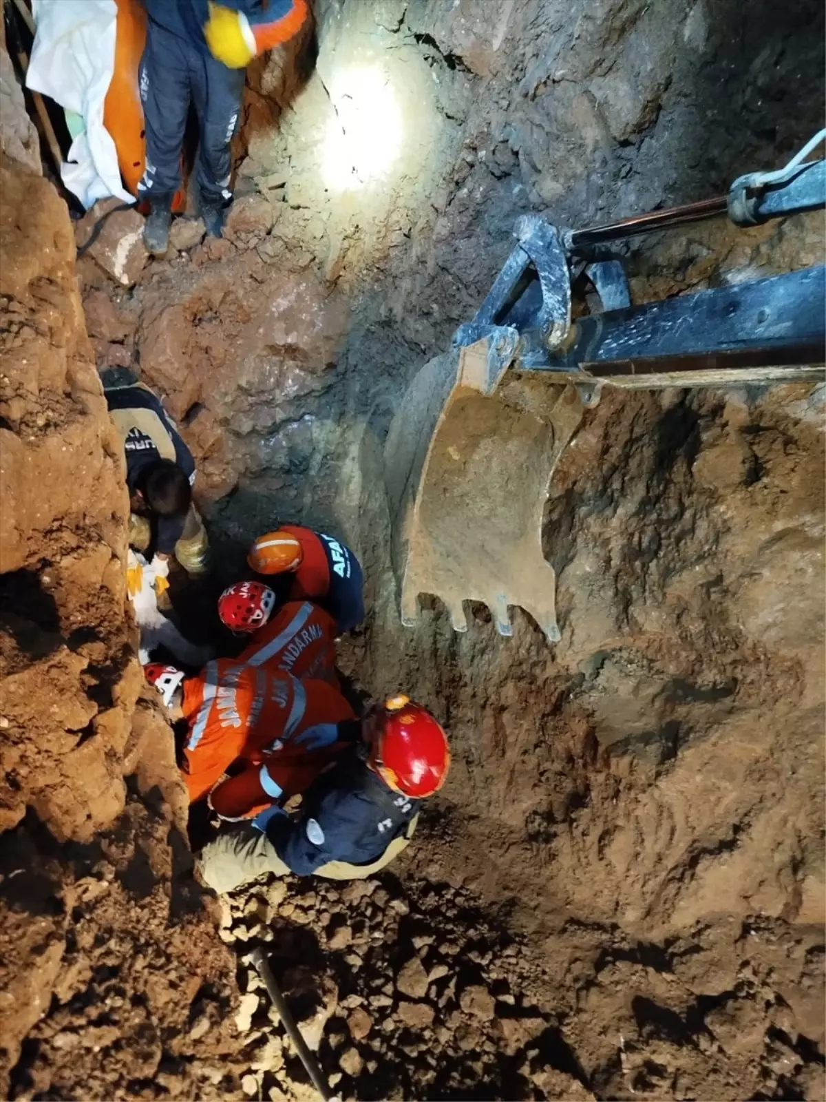 Mudanya’da Kanalizasyon Çalışmasında Göçük: İki Kardeş