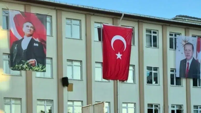 Bakan Tekin, Okullarda Erdoğan Posterlerinin Asılmasını