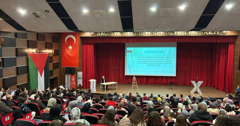 Amasya’da ‘Malcom X’ Tiyatro Oyunu Sahnelendi