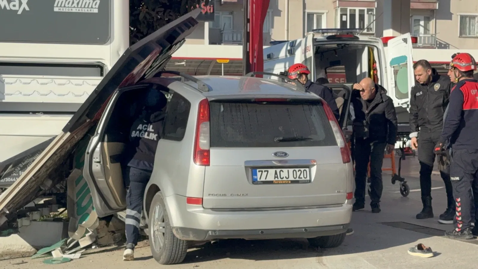 Yalova’da Akaryakıt İstasyonuna Girmeye Çalışan Araç Kaza