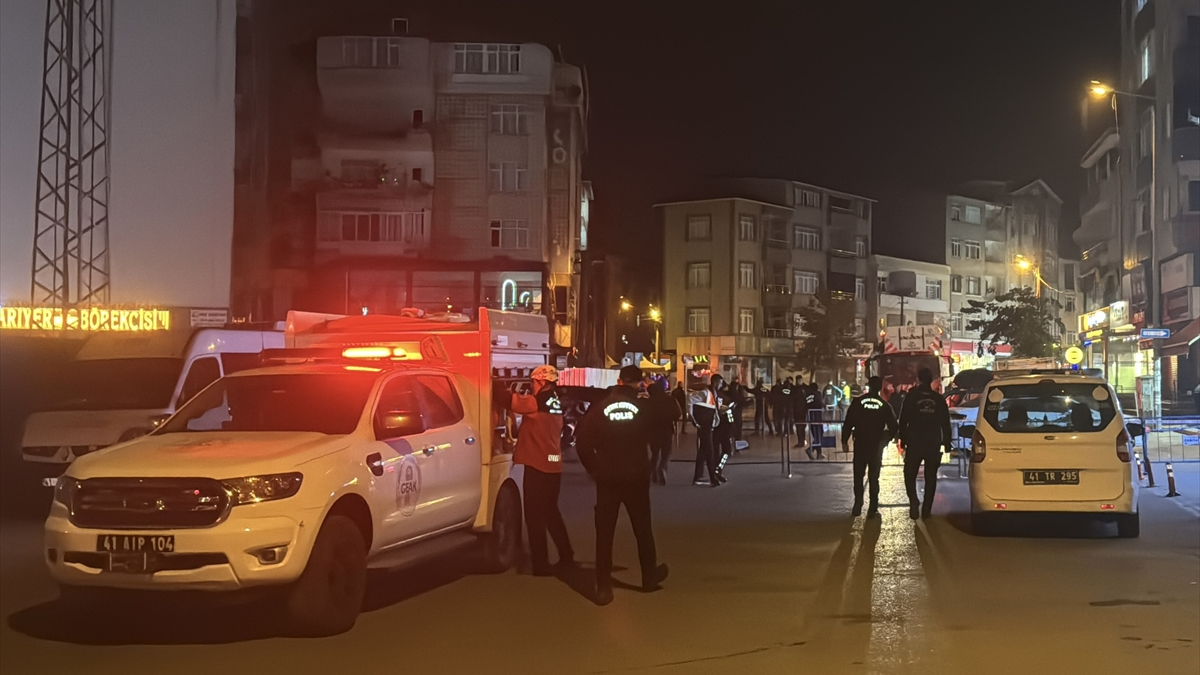 Kocaeli Gebze’de Kolonları Çatlayan Bina Tahliye Edildi