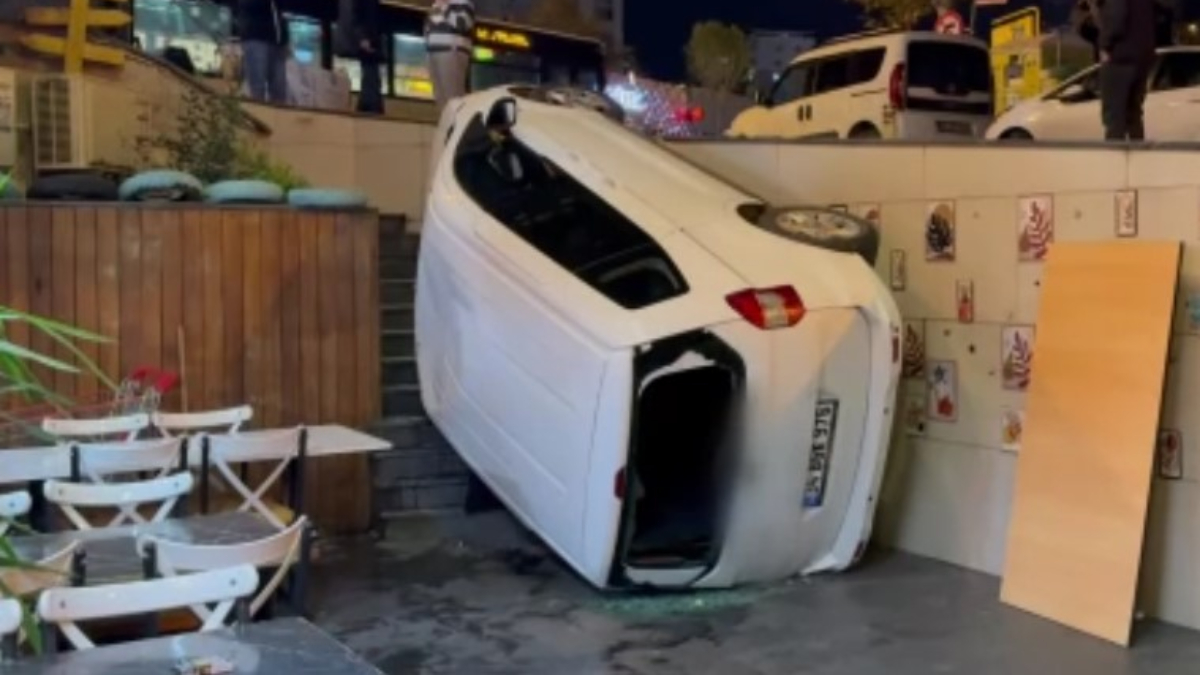 Beylikdüzü’nde Park Halindeki Araç Kafenin Bahçesine Düştü Beylikdüzü’nde Park Halindeki Araç Kafenin Bahçesine Düştü