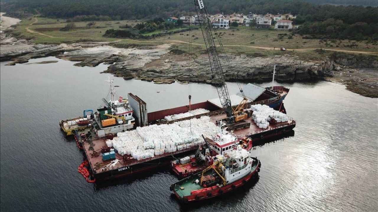 Kocaeli’de Karaya Oturan Geminin Yükü Tahliye Edilmeye