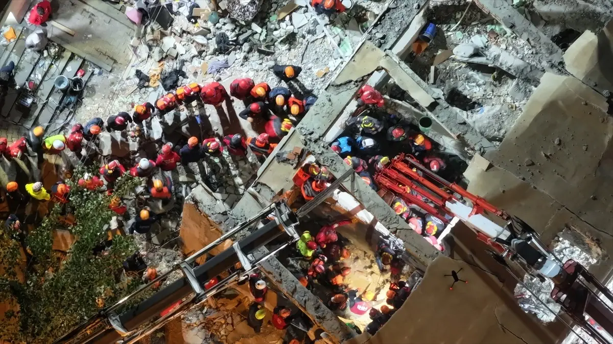 Kocaeli’de Çöken Binada Aile Üyeleri Hayatını Kaybetti Kocaeli’de Çöken Binada Aile Üyeleri Hayatını Kaybetti